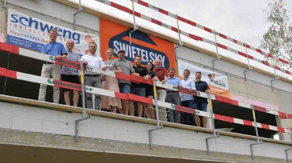 Großes Gruppenfoto vor Rohbau - anlässlich Gleichenfeier Firma Schweng