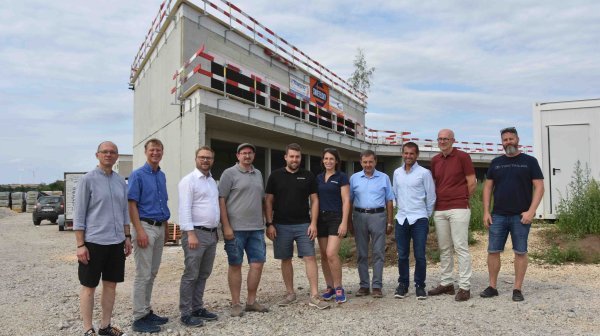WIPA Schweng Gleichenfeier Gruppenfoto C Stadtgemeinde Mistelbach EFRE Logoblock