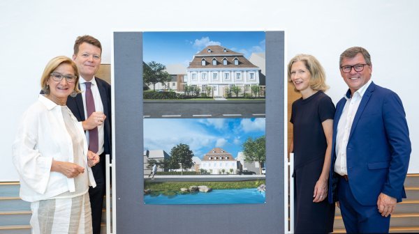 mehrere Personen stehen nebeneinander 