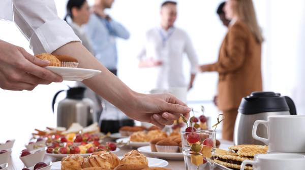 Frühstücksbuffet mit Personen im Hintergrund