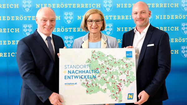 Gruppenfot mit 3 Personen die Brachflächenkarte von Niederösterreich halten