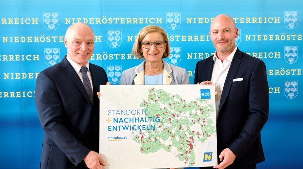 Drei Personen halten Niederösterreich-Tafel mit Brachflächenstandorten in der Hand