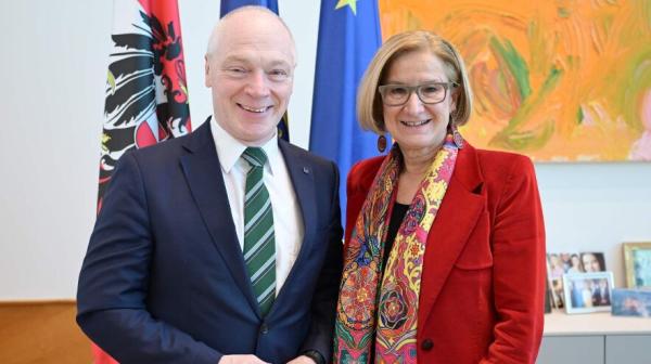 zwei Personen stehen nebeneinander