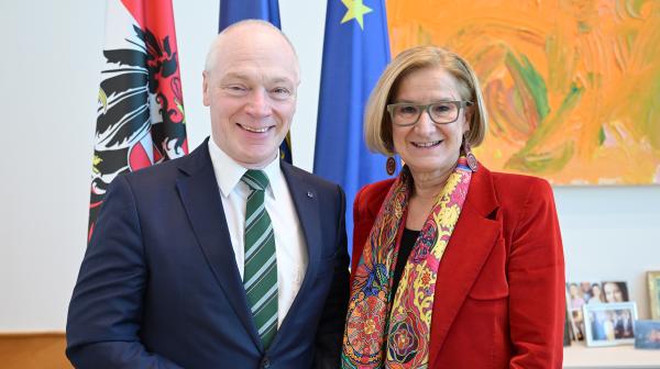 zwei Personen stehen nebeneinander