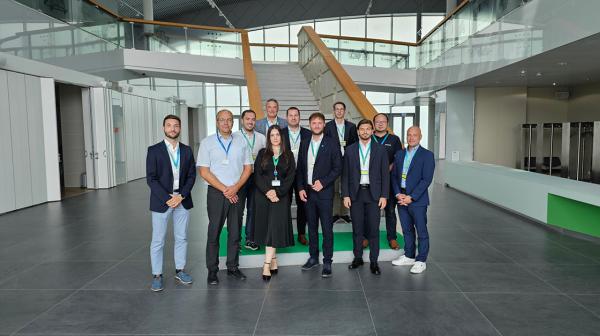 Gruppenfoto von Personen vor einem Stiegenaufgang