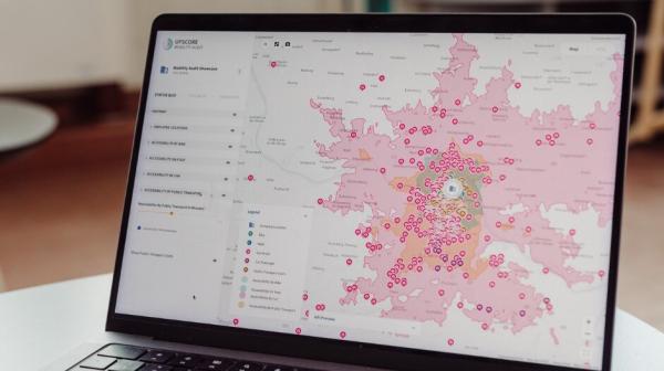 Laptop worauf eine Landkarte gezeigt wird