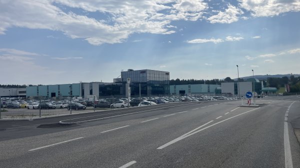 eine Straße mit Gebäuden im Hintergrund 