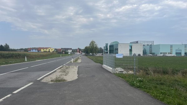 eine Straße mit Gebäuden im Hintergrund 