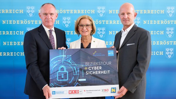 drei Personen stehen in einer Reihe