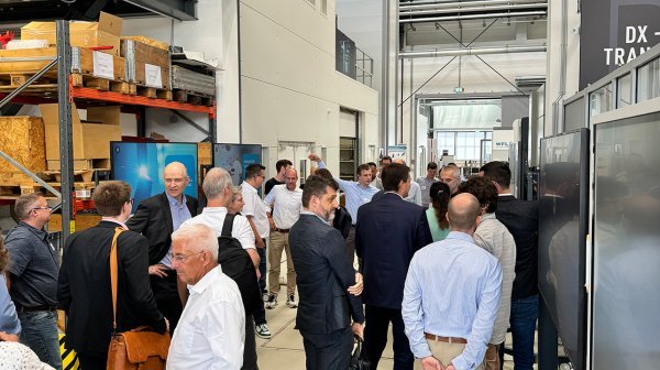 Führung durch das Institut für Fertigungstechnik und Photonische Technologien