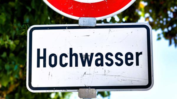 Ein Schild mit Hochwasser 