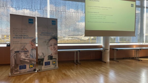 Veranstaltungssetting - Roll-ups und Präsentation