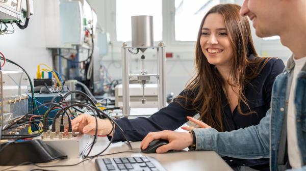 Zwei Studierende beim Experimentieren & Forschen