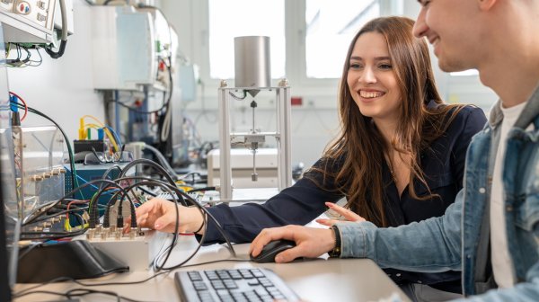 Zwei Studierende beim Experimentieren &amp; Forschen