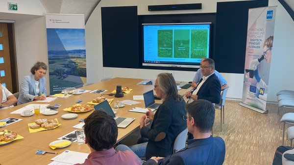 Beisammensitzen beim Technopol Frühstück