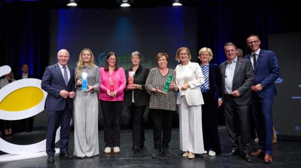 PreisträgerInnen bei einer Awardverleihung mit ihren Trophäen