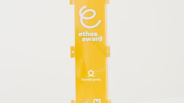 gelbe Trophäe für ethos Award Sonderpreis Hochwasser-Hilfe
