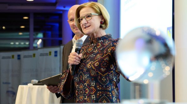 zwei Personen stehen auf einer Bühne 