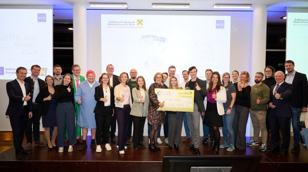 viele Personen stehen auf einer Bühne