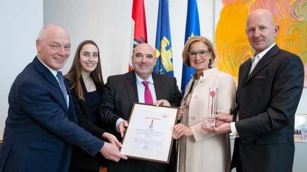 Preisverleihung: drei Herren und zwei Damen halten Urkunde 