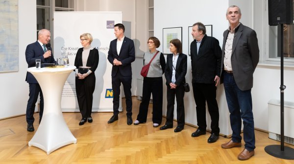 Gruppenfoto aller KünstlerInnen mit zwei  weiteren Herren 