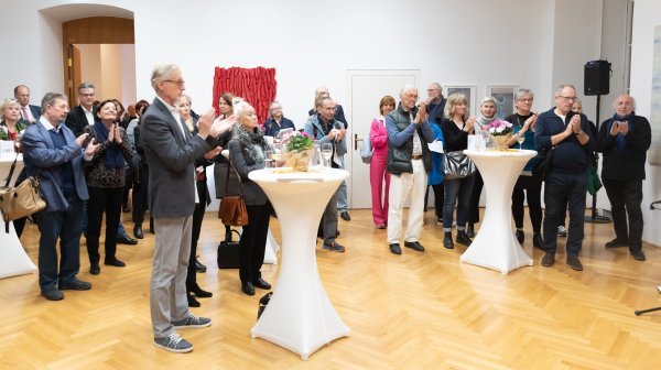 Publikum bei der ecoart Ausstellungseröffnung