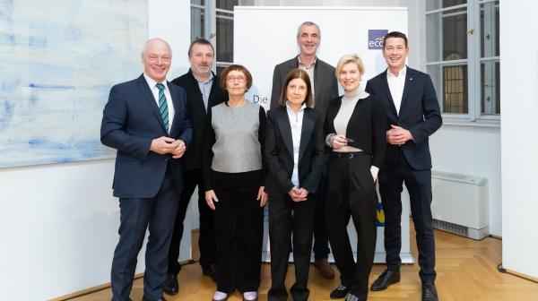 Gruppenfoto mit allen KünstlerInnen und Festrednern