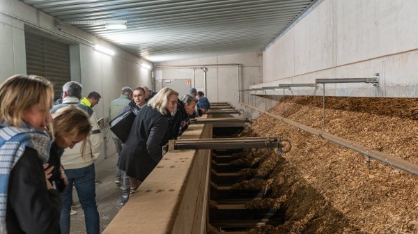 Personen in einem Heizwerk