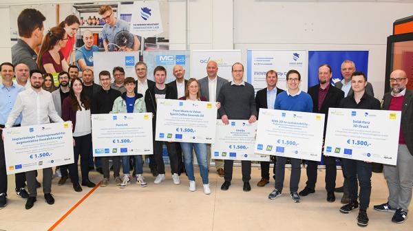 Ausschreibung Innovation Award 2024-25: Sieger mit Gewinner-Schecks von letzter Preisverleihung