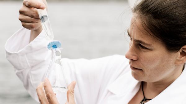 Dame mit Pipette in der Hand 