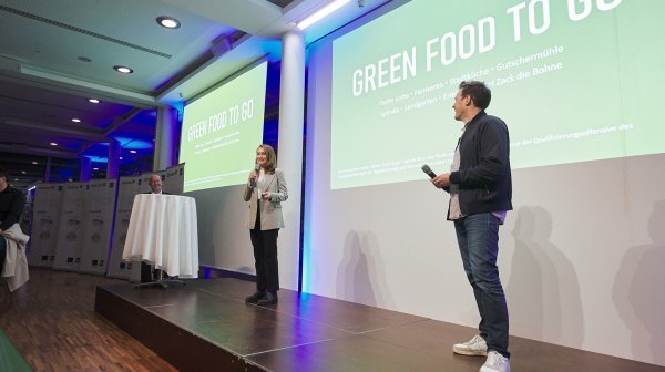 Mann bei seinem Pitch auf der Bühne