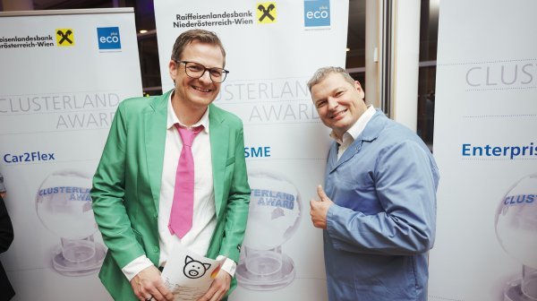 zwei Personen fotografiert vor Projekt Roll-up