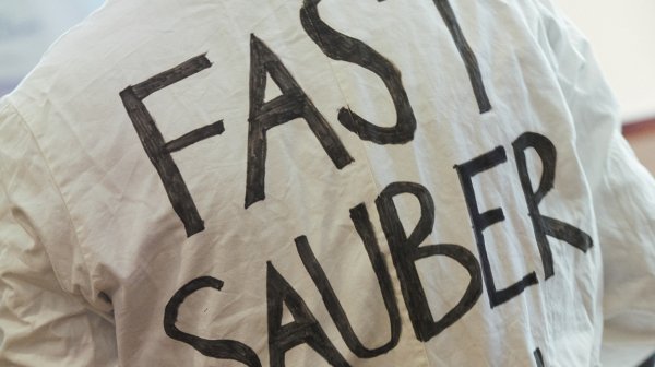 Fast Sauber Gmbh-Schriftzug aus weißen Arbeitsmantel