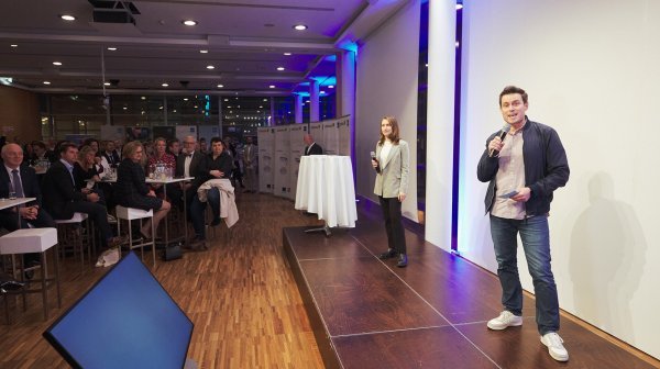 Mann bei seinem Pitch auf der Bühne