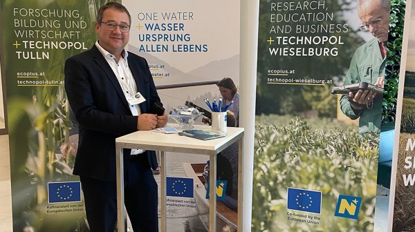 Mann steht vor Roll-ups