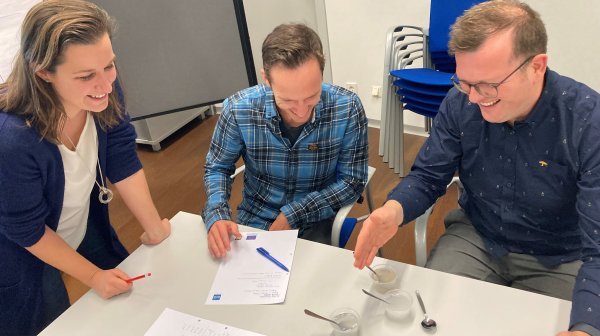 3 Personen bei einer Gruppenarbeit